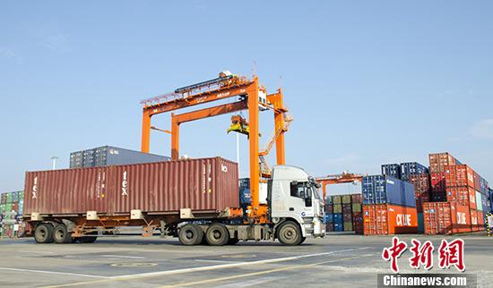 广西钦州保税港区集装箱码头繁忙景象